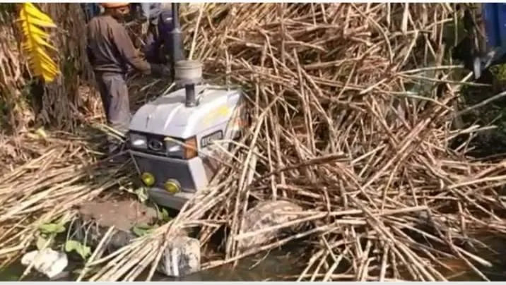 महाराजगंज।गन्ने से लदी ओवरलोडेड ट्रैक्टर ट्राली घुसी नाले में, बाल – बाल बची ड्राइवर की जान