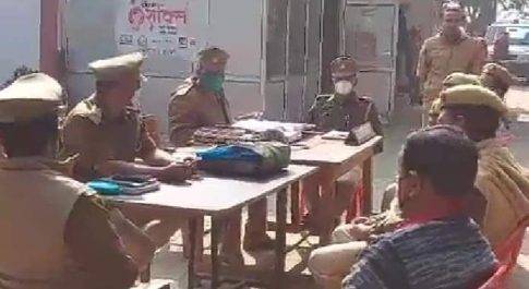 महाराजगंज। पनियरा थाने पर प्रभारी निरीक्षण कि अध्यक्षता में समस्त पुलिस कर्मियों संग संवाद दिवस का किया गया आयोजन