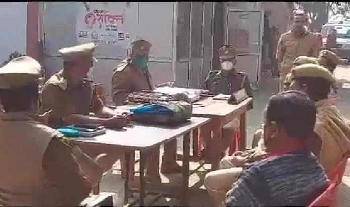 महाराजगंज। पनियरा थाने पर प्रभारी निरीक्षण कि अध्यक्षता में समस्त पुलिस कर्मियों संग संवाद दिवस का किया गया आयोजन