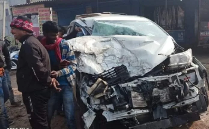 महाराजगंज। महाराजगंज में भीषण सड़क हादसा, इनोवा और ट्रेलर में हुई जबरदस्त टक्कर