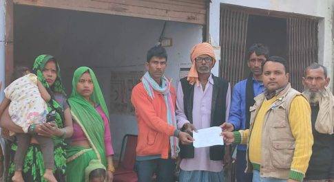 ग्रामीणों ने ट्रस्ट के जरिये जिलाधिकारी से गांव आवास घोटाले की जांच की मांग