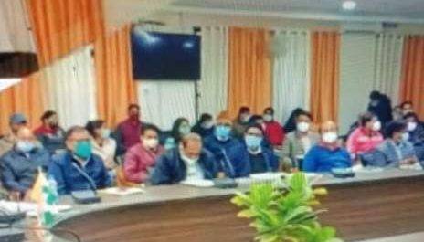 महाराजगंज। कलेक्ट्रेट सभागार में नेशनल हेल्थ वह शासीय निकाय बैठक करते जिलाधिकारी उज्जवल कुमार