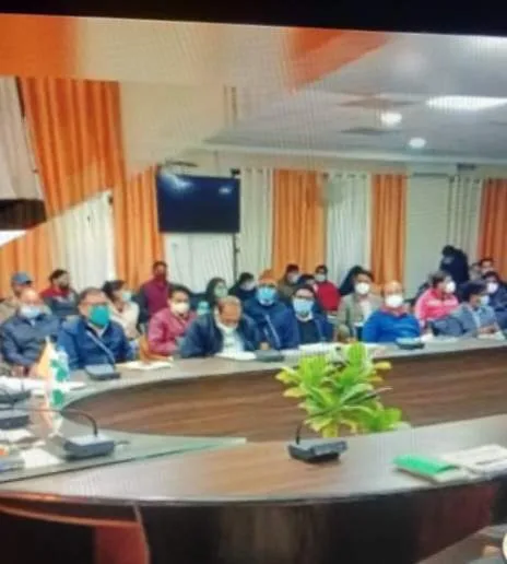 महाराजगंज। कलेक्ट्रेट सभागार में नेशनल हेल्थ वह शासीय निकाय बैठक करते जिलाधिकारी उज्जवल कुमार