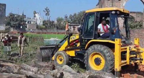 महाराजगंज। पनियारा में विवादित भूमि पर दीवाल चलाने के लिए खोदी गई नीव, विरोध कर रही महिला को पुलिस ने लिया हिरासत में