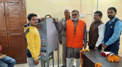 परम्परागत कारीगरों को वितरित की गयी दोना पत्तल बनाने की मोटराईज़्ड मशीन