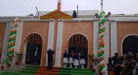 कलेक्ट्रेट में जिलाधिकारी शम्भु कुमार ने किया ध्वजारोहण