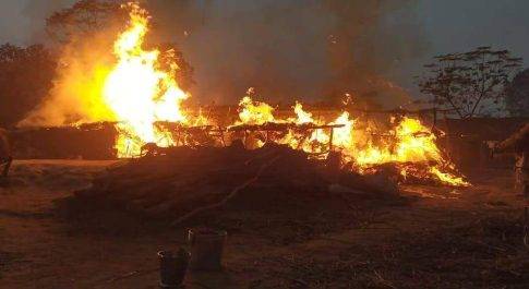 बिग ब्रेकिंग बहराइच : अज्ञात कारणों से घर में लगी आग घर का सामान व नगदी जलकर हुआ खाक