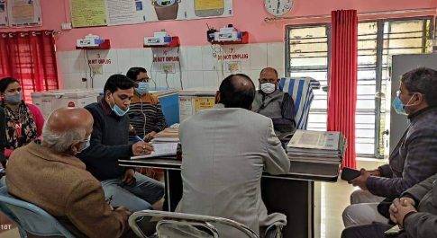 महराजगंज। सामुदायिक केंद्र बनकटी में कोरोना बैक्सीनेशन जांच में पहुचे फरेंदा उपजिलाधिकारी