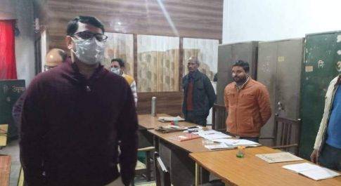 महाराजगंज जिलाधिकारी एवं सीडीओ के निरीक्षण में अनुपस्थित कर्मचारियों पर गिरी गाज
