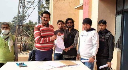 महाराजगंज।समाजसेवियों ने ठूठीबारी को ग्राम पंचायत बनाने के लिए की दिया ज्ञापन