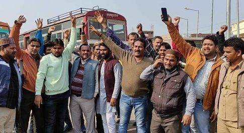 एआरएम की तानाशाही पर रोडवेज कर्मचारियो ने किया बसों का चक्का जाम