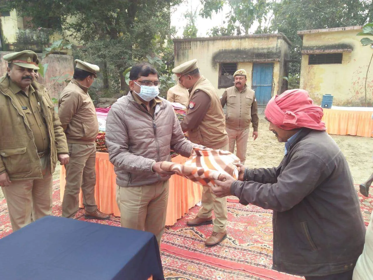थाना कोठीभार में हुआ कंबल वितरण कहा चौकीदार पुलिस के अभिन्न अंग है :पुलिस अधीक्षक महराजगंज