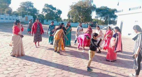 प्रज्ञा विहार प्रांगण में सितोलिया खो खो हाऊजी गेम खेला