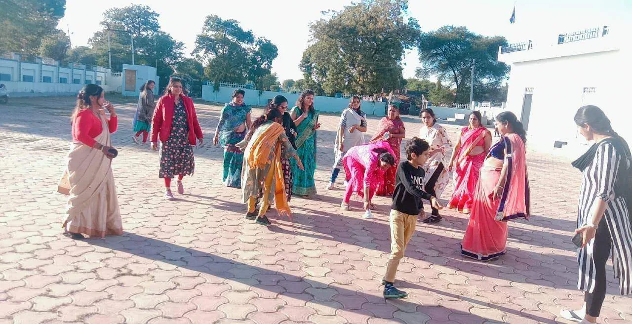 प्रज्ञा विहार प्रांगण में सितोलिया खो खो हाऊजी गेम खेला