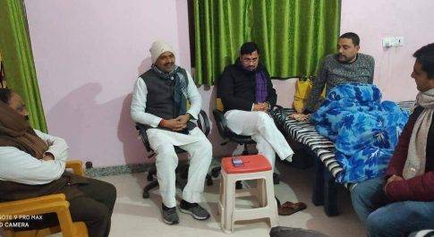 महराजगंज। पत्रकार को लगी चोट की खबर सुनकर हाल देखने पहुँचे फरेंदा विधायक एवं चेयरमैन
