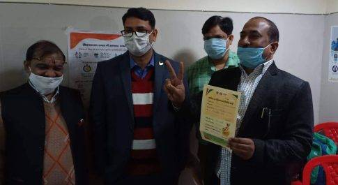 महराजगंज।प्रधान मंत्री नरेन्द्र दामोदर दास मोदी द्वारा 10.30 बजे वीडियों क्रांफ्रेसिंग के माध्यम से कोविड 19 कोरोना की वैक्सीन टीकाकरण की बटन दबाकर उदघाटन किया गया ।
