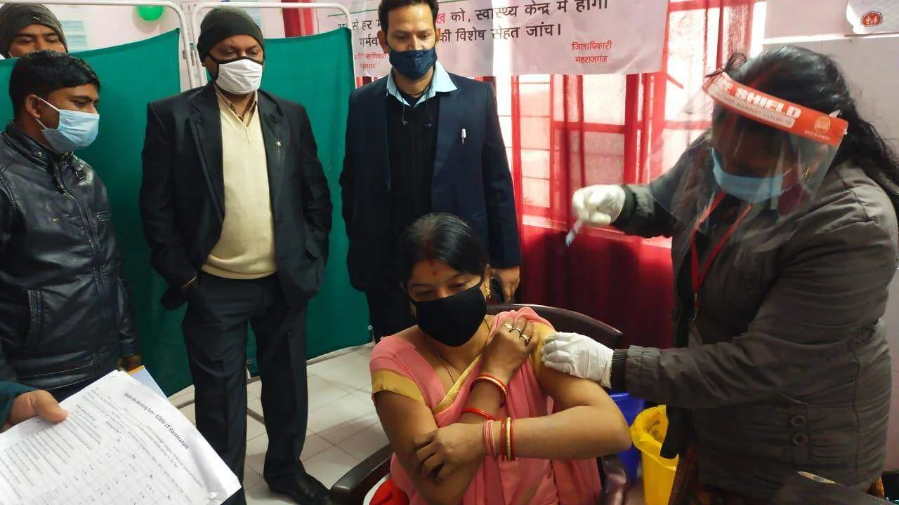 बृजमनगंज सीएचसी पर आज से हुआ करोना वैक्सीन टीकाकरण का शुभारंभ