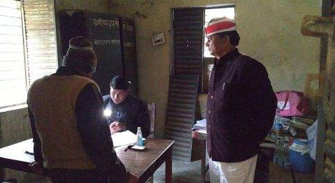 धान केंद्र पर निरीक्षण करने पहुंचे नौतनवा एसडीएम को मिली अनियमितता