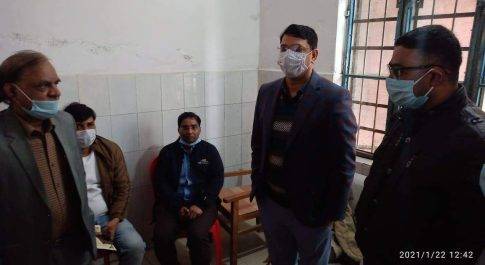 फरेंदा। सीएससी बनकटी में स्वास्थ्य कर्मियों को लगाया गया वैक्सीन का टीकाकरण