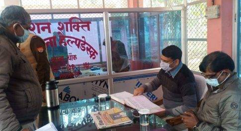 महराजगंज। समाधान दिवस पर थाना चौक व निचलौल का निरीक्षण करते जिलाधिकारी डा.उज्जवल कुमार
