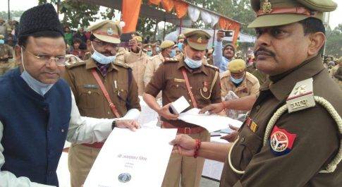 महराजगंज। पुलिस में सराहनीय योगदान के लिए उपनिरीक्षक जयशंकर मिश्र को मिला रजत