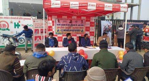 यातायात नियमों की प्रति लोगों को किया गया जागरूक
