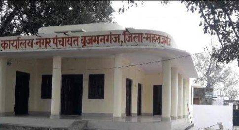 महराजगंज। कडाके की ठण्ड के बावजूद नवसृजित नगर पंचायत बृजमनगंज में प्रशासन नही कर रहा अलाव की व्यवस्था ठंड से ठिठुर रहे लोग