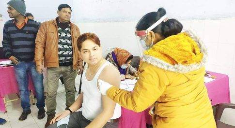 महराजगंज। सीएचसी लक्ष्मीपुर में 205 लोगों को कोविड़-19 का दिया गया वैक्सीनेशन
