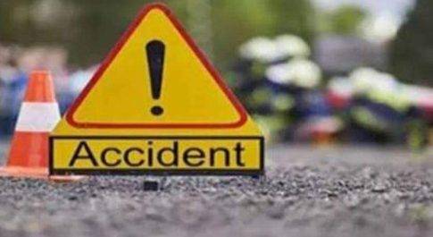 ट्रक से कुचलकर गंभीर रूप से घायल हुए मोटरसाइकिल सवार