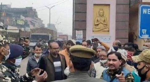 महाराजगंज। सोनौली सीमा पर एसएसबी जवानों द्वारा नेपाली नागरिकों को रोकने पर व्यापारी ने किया हंगामा, पुलिस ने समझा कर मामला किया शातं