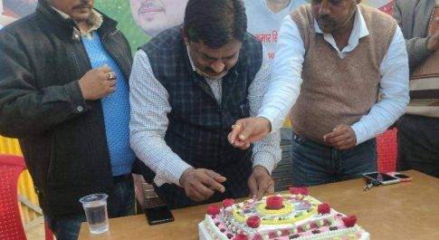 केक काटकर मनाया गया सांसद बृजभूषण शरण सिंह का जन्मदिन