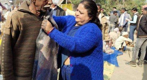 पूर्व मंत्री ने गरीबों को कंबल किया वितरित, कंबल पाकर खिले गरीबों के चेहरे