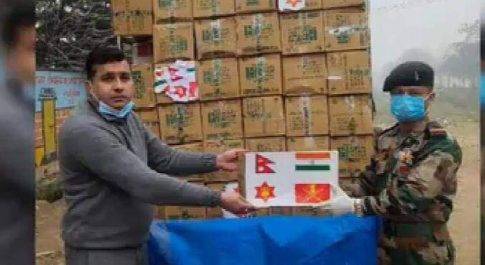 महाराजगंज। नेपाली सेना ने कोरोना संक्रमण को देखते हुए सोनौली सीमा पर भारतीय सेना के अधिकारियों को भेट किये एक लाख मास्क