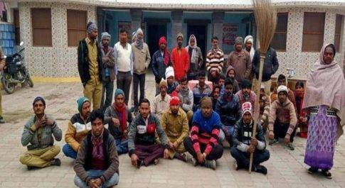 महाराजगंज। वेतन ना मिलने से खफा सफाई कर्मियों ने चेयरमैन के खिलाफ खोला मोर्चा, जमकर की नारेबाजी