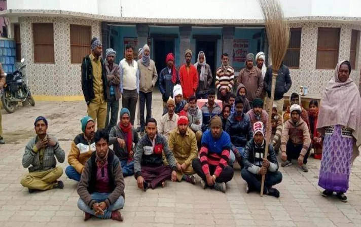 महाराजगंज। वेतन ना मिलने से खफा सफाई कर्मियों ने चेयरमैन के खिलाफ खोला मोर्चा, जमकर की नारेबाजी