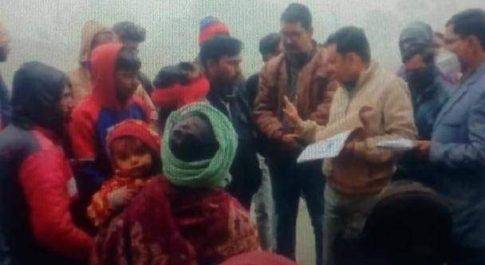 महाराजगंज। बृजमनगंज में फर्जी आवास दिलाने के नाम पर पैसा वसूलने की शिकायत पर जांच पर पहुंचे डूडा