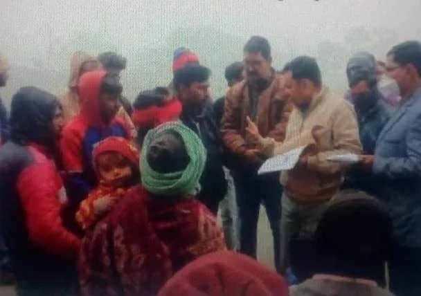 महाराजगंज। बृजमनगंज में फर्जी आवास दिलाने के नाम पर पैसा वसूलने की शिकायत पर जांच पर पहुंचे डूडा