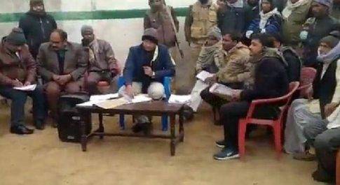 महाराजगंज। नौतनवा एसडीएम ने लुठहवा गांव पंचायत में चौपाल लगाकर मतदाता सूची से नाम हटाने व जोड़ने को लेकर शिकायतों का किया निस्तारण