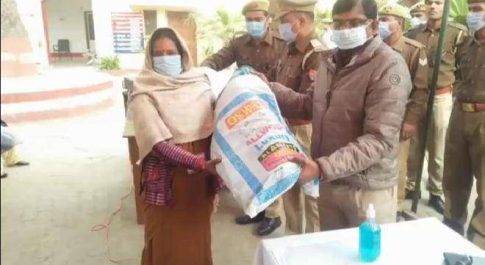 महाराजगंज। श्याम दरबार थाने पर एसपी ने चौकीदार व असहाय गरीबों में किया कंबल