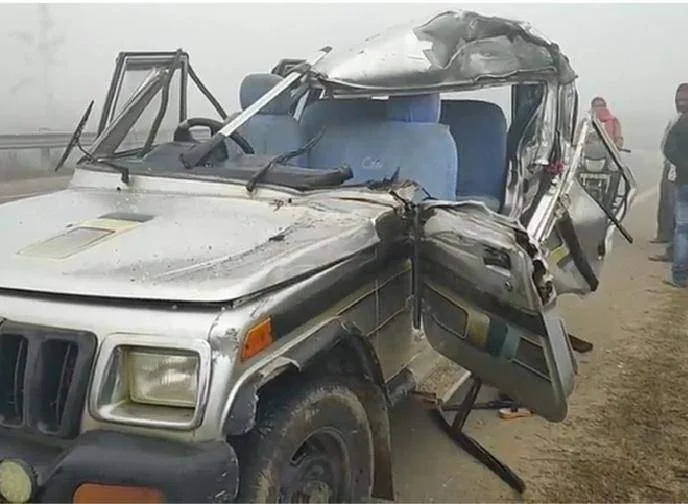 फरेंदा के दक्षिणी बायपास NH 24 पर बोलेरो और ट्रक में भीषण टक्कर, दो लोगों की मौत, एक दर्जन लोग घायल