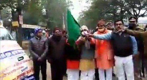 महाराजगंज। जिला मुख्यालय पर राष्ट्रीय सड़क सुरक्षा माह के अवसर पर प्रचार वाहन को नगर पालिका अध्यक्ष ने हरी झंडी दिखाकर किया रवाना