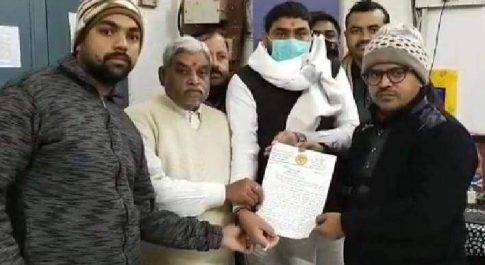 महाराजगंज। नौतनवा गोरखपुर रेल खंड पर पैसेंजर ट्रेन चलाने को लेकर स्थानीय नागरिकों ने स्टेशन अधीक्षक को सौंपा ज्ञापन