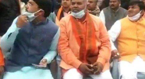 महाराजगंज। दरिंदगी के बाद बालिका की हत्या की जानकारी मिलने पर राज्यसभा सांसद आज पीड़ित परिवार से मिलने पहुंचे