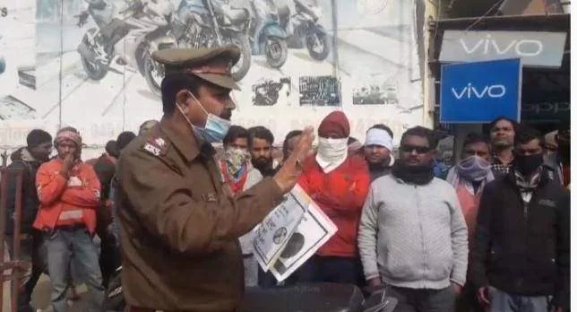 महाराजगंज। सोनौली में सड़क सुरक्षा को लेकर पुलिस ने चलाया जागरूकता अभियान जनता को दिए टिप्स
