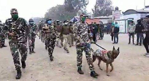 महाराजगंज। भारत नेपाल सीमा पर गणतंत्र दिवस के मद्देनजर अलर्ट,पगडंडी रास्तों पर एस‌एसबी और पुलिस के जवानों की निगरानी तेज