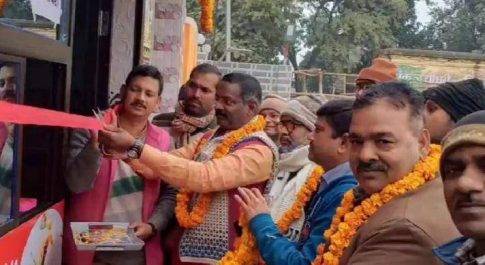 महाराजगंज। महाराजगंज नगर में अंबेडकर पार्क के कैंटीन का सदर विधायक ने किया उद्घाटन