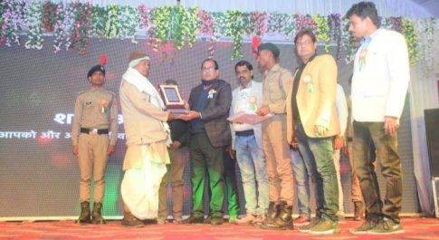 महाराजगंज। सिसवा पत्रकार मंच ने शहीदों के परिजनों को किया सम्मानित