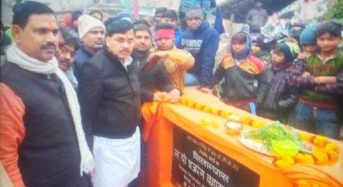 महाराजगंज। विधायक ने कम्हरिया व गुरचिहा में सीसी रोड का किया शिलान्यास