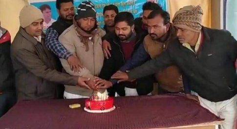 महराजगंज पूर्व सभापति 64 वें जन्मदिन पर पनियरा में शुभचिंतकों ने केक काटकर मनाया जन्मदिन