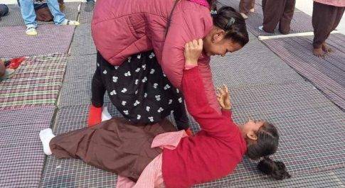 बालिका विद्यालय में अध्ययनरत छात्राओं हेतु सेल्फ डिफेंस प्रशिक्षण शिविर आयोजित किया गया